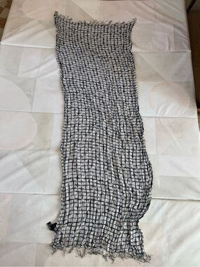 Deena & Ozzy Black White Windowpane Check Crinkle Scarf – Fringe